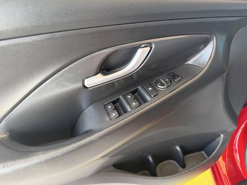 Used 2018 Hyundai Elantra GT FWD image 10