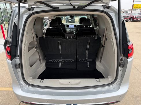 Used 2024 Chrysler Pacifica Touring-L image 14