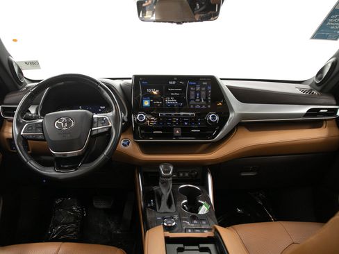 Used 2020 Toyota Highlander Platinum AWD/4WD image 18