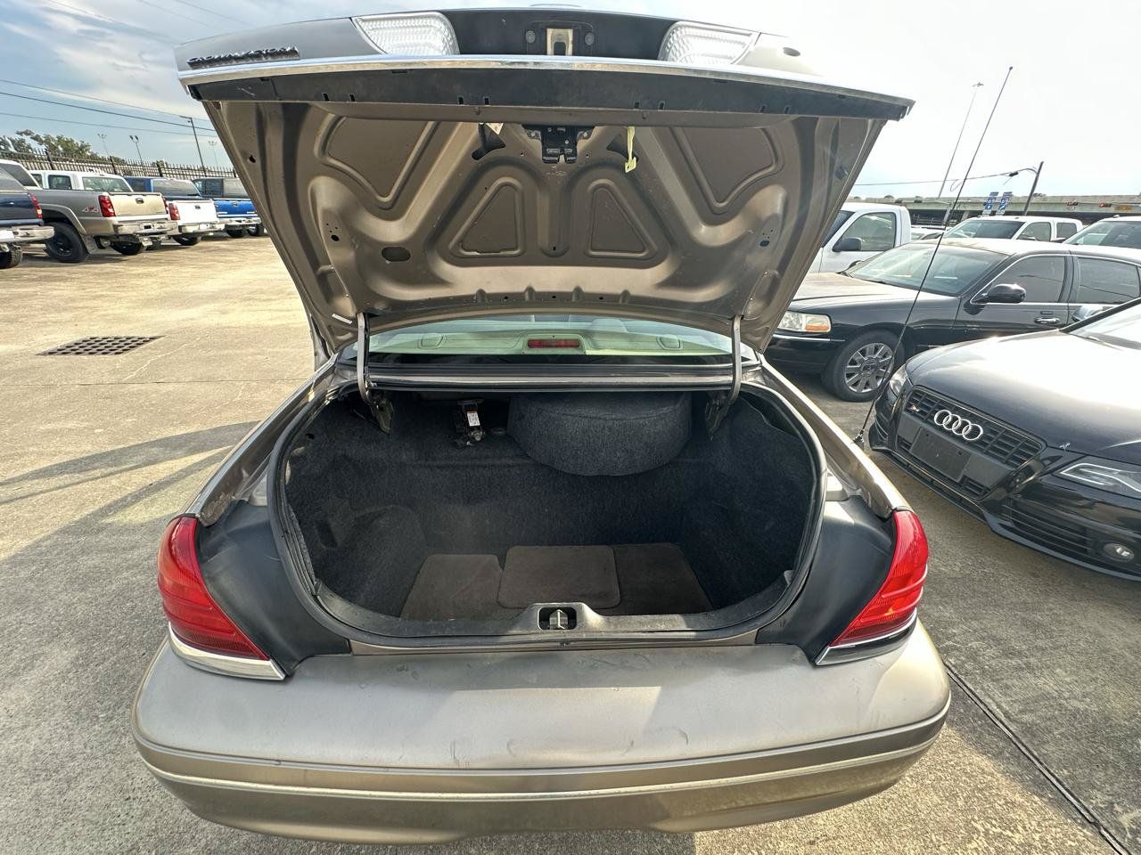 Used 2005 Ford Crown Victoria RWD image 42