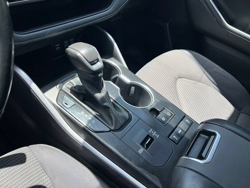 Used 2022 Toyota Highlander LE FWD image 23