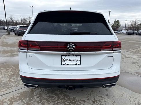 Certified 2025 Volkswagen Atlas SE image 3