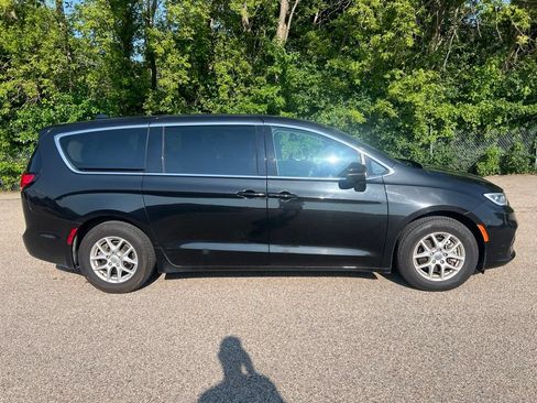 Used 2023 Chrysler Pacifica Touring-L FWD image 2