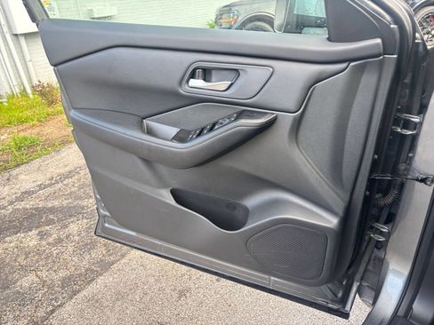 Used 2025 Nissan Rogue SV FWD image 18