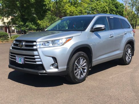 Used 2017 Toyota Highlander XLE AWD/4WD image 1