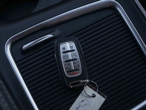 Used 2024 Chrysler Pacifica Touring-L image 30