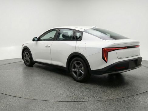 Used 2025 Kia K4 LXS image 6
