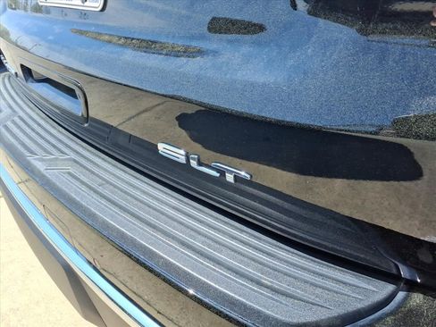 Used 2024 GMC Yukon SLT w/ SLT Luxury Package image 14