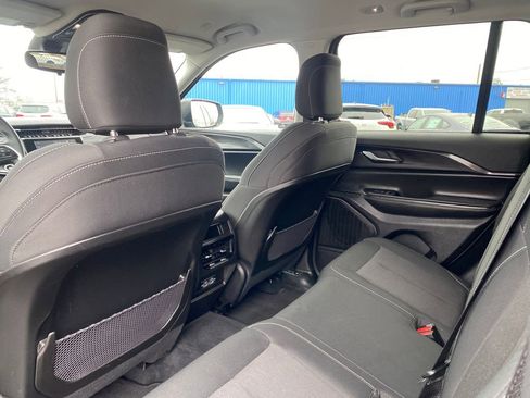 Used 2023 Jeep Grand Cherokee Laredo image 14