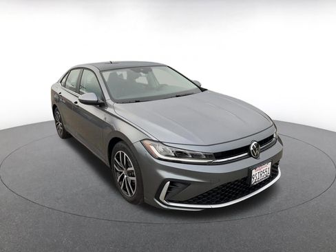 Used 2025 Volkswagen Jetta SE image 3