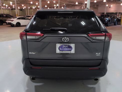 Used 2019 Toyota RAV4 XLE w/ Convenience Package AWD/4WD image 4