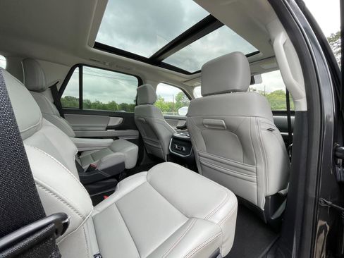 Used 2025 Ford Expedition Active AWD/4WD image 52