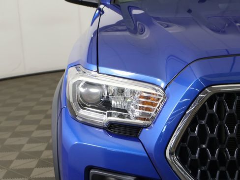 Used 2018 Toyota Tacoma TRD Off-Road AWD/4WD image 11