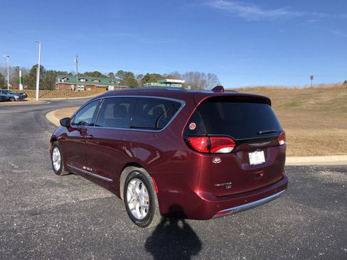 Used 2020 Chrysler Pacifica Touring-L image 3
