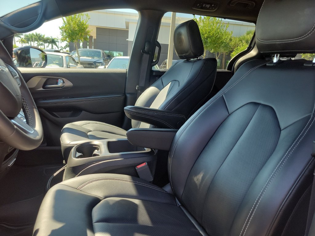 Used 2025 Chrysler Pacifica Select FWD image 18