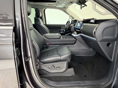 Used 2025 Ford Expedition Platinum w/ Driver's Package image 32