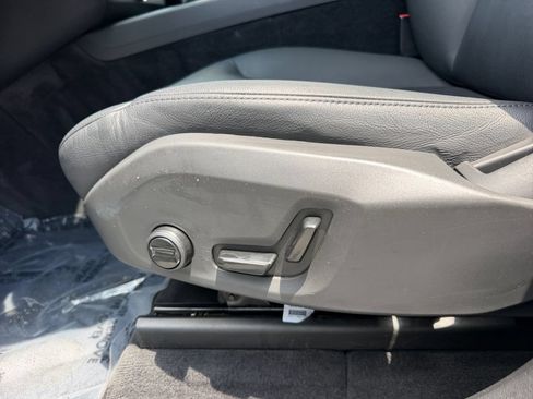 Used 2019 Volvo XC60 T5 Momentum w/ Multimedia Package AWD/4WD image 17