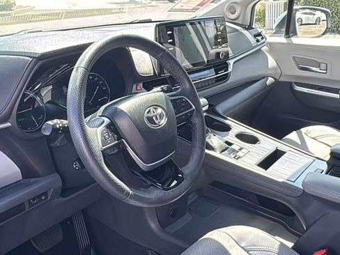 Used 2022 Toyota Sienna Limited FWD image 25