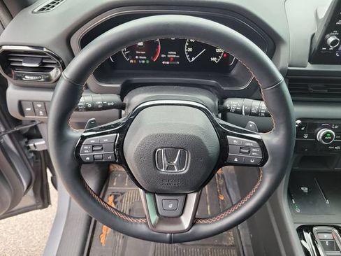 Used 2025 Honda Pilot TrailSport image 28