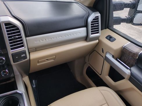 Used 2017 Ford F350 Lariat w/ Chrome Package image 17