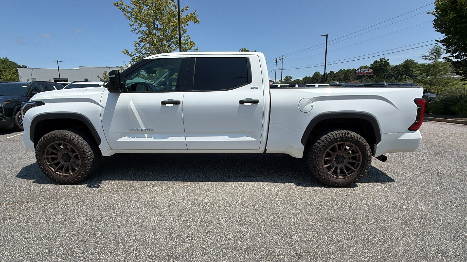 Used 2022 Toyota Tundra SR5 w/ SR5 Convenience Package AWD/4WD image 11