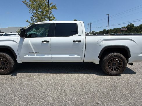 Used 2022 Toyota Tundra SR5 w/ SR5 Convenience Package AWD/4WD image 11