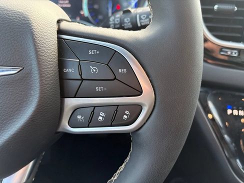 Certified 2025 Chrysler Pacifica Select FWD image 26