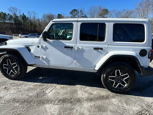 Used 2025 Jeep Wrangler Sahara image 11