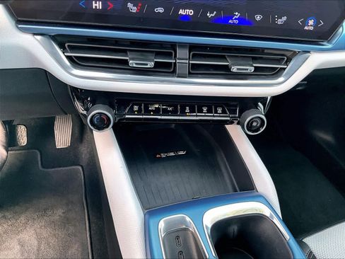 Used 2025 Chevrolet Equinox EV LT image 27