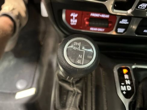 Used 2025 Jeep Wrangler Unlimited Rubicon AWD/4WD image 37