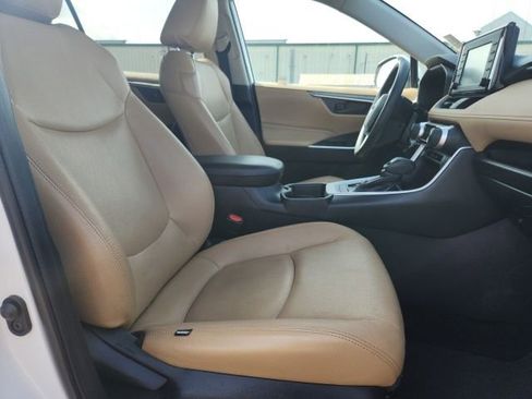 Used 2019 Toyota RAV4 LE FWD image 12