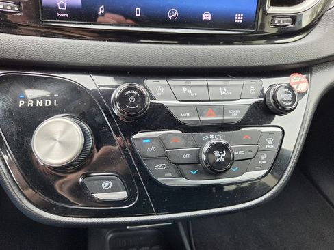 Used 2025 Chrysler Pacifica Select FWD image 29