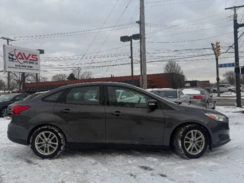 Used 2017 Ford Focus SE image 2