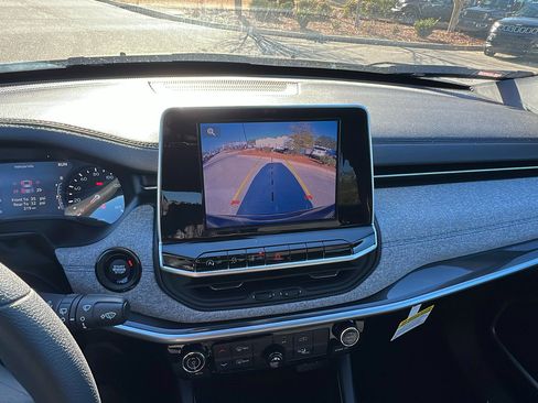 Used 2025 Jeep Compass Sport image 31