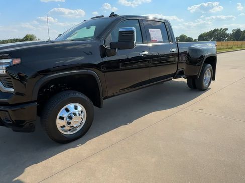 Used 2026 Chevrolet Silverado 3500 LTZ w/ LTZ Convenience Package AWD/4WD image 3