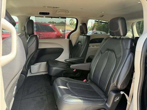 Used 2022 Chrysler Pacifica Touring-L FWD image 15