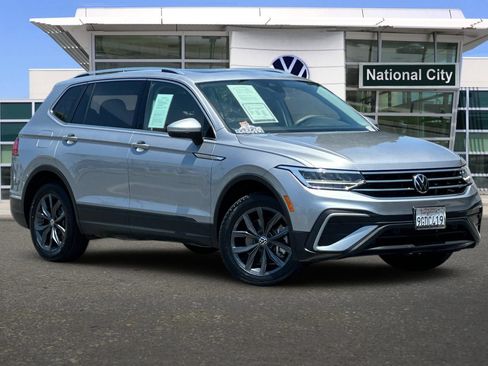 Used 2023 Volkswagen Tiguan SE w/ Panoramic Sunroof Package FWD image 2