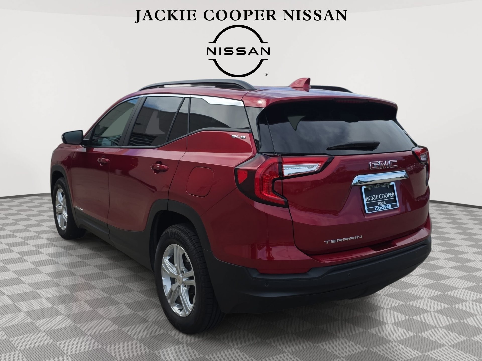 Used 2024 GMC Terrain SLE w/ Driver Convenience Package FWD image 7