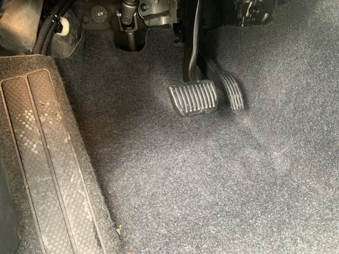 Used 2025 Volvo XC40 B5 Plus image 17