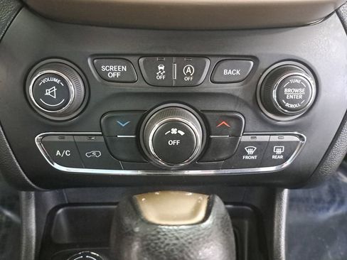 Used 2016 Jeep Cherokee Latitude w/ Cold Weather Group AWD/4WD image 23