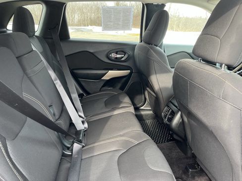 Used 2017 Jeep Cherokee Latitude w/ Cold Weather Group image 32