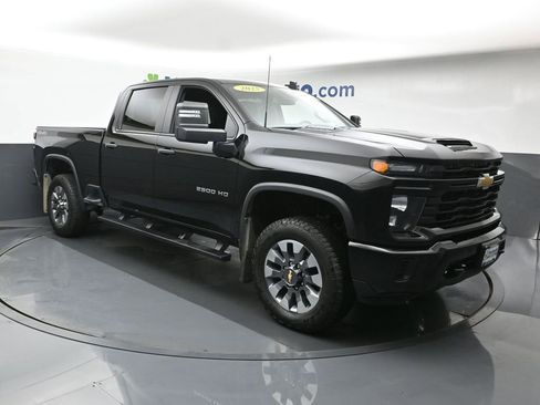 Used 2025 Chevrolet Silverado 2500 Custom w/ Custom Value Package image 2