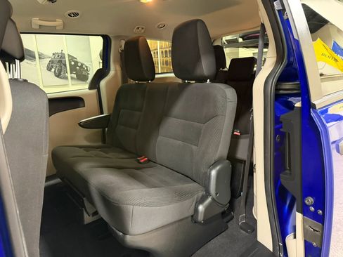 Used 2019 Dodge Grand Caravan SE FWD image 19