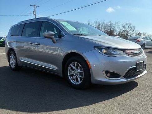 Used 2020 Chrysler Pacifica Touring-L image 2