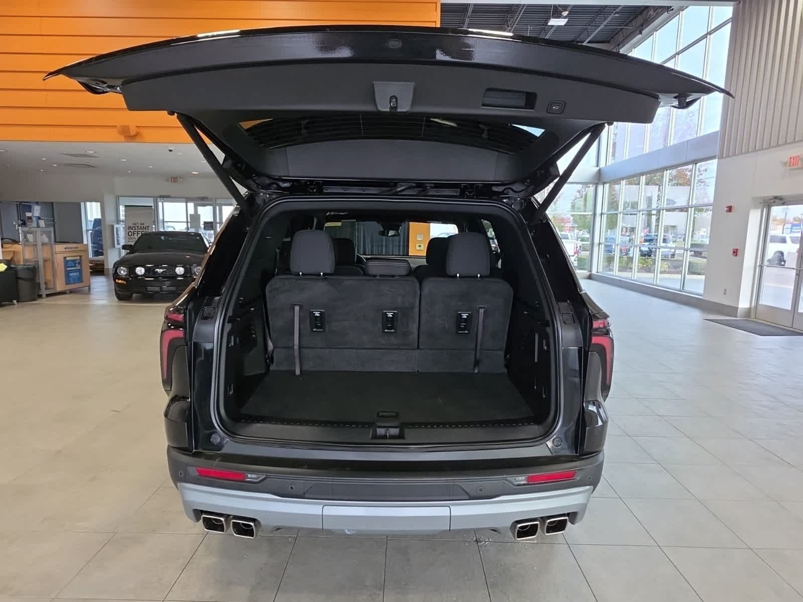 Used 2024 Chevrolet Traverse LT w/ LPO, Floor Liner Package FWD image 9