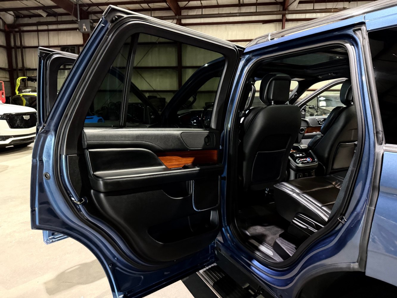 Used 2019 Lincoln Navigator Select w/ Technology Package RWD image 16