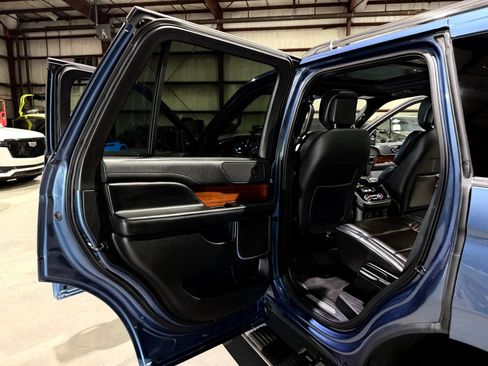 Used 2019 Lincoln Navigator Select w/ Technology Package RWD image 16