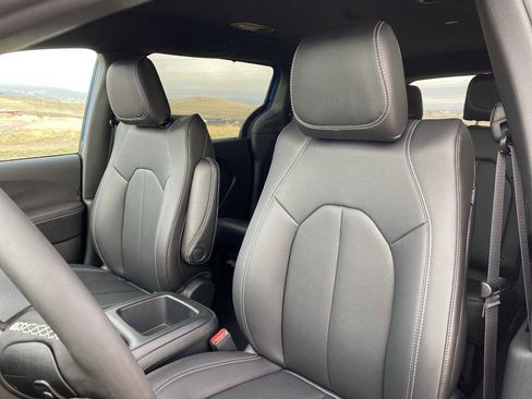 New 2026 Chrysler Pacifica Select AWD/4WD image 19