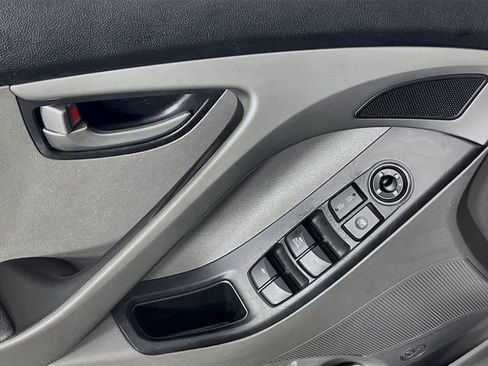 Used 2015 Hyundai Elantra SE image 17