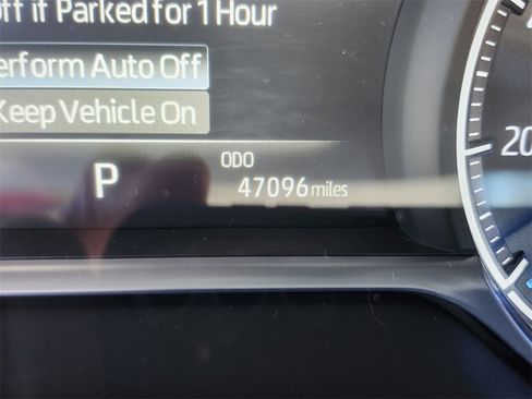 Used 2021 Toyota Venza Limited image 28